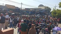 Warga mengantre untuk mendapatkan telur gratis yang dibagikan peternak. Aksi ini menjadi perhatian masyarakat karena jumlah telur yang dibagikan mencapai sekitar satu juta butir. (Foto: Fima Purwanti/ detikjatim)