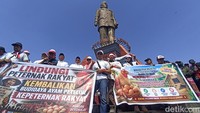 Perwakilan peternak menyampaikan orasi di bawah patung Bung Karno. Mereka meminta pemerintah membantu menstabilkan harga telur yang terus mengalami penurunan. (Foto: Fima Purwanti/ detikjatim)