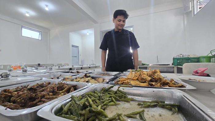 Rumah Makan Ratu Raos Prasmanan di Sukabumi.