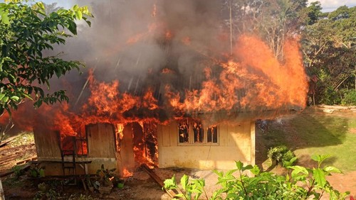 Rumah warga Kampung Tana Wara, Desa Satar Nawang, Kecamatan Congkar, Manggarai Timur, NTT, hangus terbakar, Senin (1/6/2026) sore (Dok. Polsek Sambi Rampas)