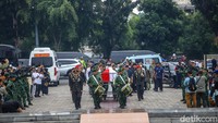 Iring-iringan jenazah Jenderal TNI (Purn) Ryamizard Ryacudu tiba di Taman Makam Pahlawan Nasional Utama Kalibata, Jakarta, Senin (1/6/2026). Keluarga, kerabat, prajurit TNI, dan sejumlah pejabat negara hadir memberikan penghormatan terakhir.
