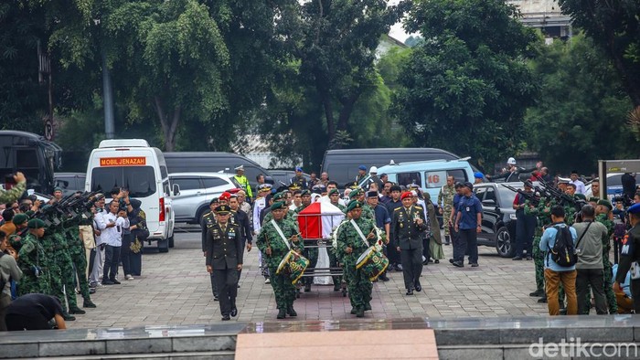 Suasana haru menyelimuti prosesi pemakaman Jenderal TNI (Purn) Ryamizard Ryacudu di Taman Makam Pahlawan Nasional Utama Kalibata, Jakarta, Senin (1/6/2026). Keluarga, kerabat, prajurit TNI, dan sejumlah pejabat negara hadir memberikan penghormatan terakhir.