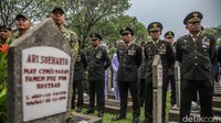 Dentuman salvo penghormatan menggema di kawasan TMP Kalibata sebelum jenazah dimakamkan. Tradisi militer tersebut menjadi simbol penghargaan negara kepada seorang prajurit yang telah mengabdi selama puluhan tahun.