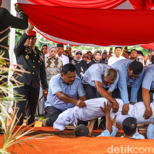 Ryamizard Ryacudu Dimakamkan Secara Militer di TMP Kalibata