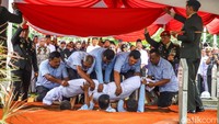 Upacara pemakaman militer berlangsung khidmat. Peti jenazah yang diselimuti bendera Merah Putih diantar menuju liang lahat dengan pengawalan pasukan kehormatan.