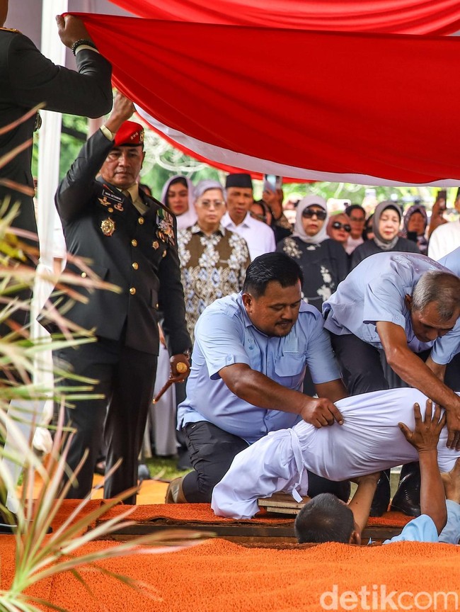 Ryamizard Ryacudu Dimakamkan Secara Militer di TMP Kalibata