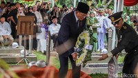 Sejumlah pejabat tinggi negara turut menghadiri prosesi tersebut. Di antaranya hadir Sjafrie Sjamsoeddin, Agus Subiyanto, Listyo Sigit Prabowo, dan Maruli Simanjuntak.