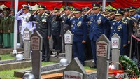 Para pelayat mengikuti jalannya upacara dengan tenang. Keluarga almarhum tampak tegar mengiringi seluruh rangkaian prosesi hingga selesai.