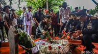 Prosesi pemakaman ditutup dengan tabur bunga oleh keluarga dan para pejabat yang hadir. Kepergian Ryamizard Ryacudu menjadi momen penghormatan atas pengabdian panjangnya kepada bangsa dan negara.
