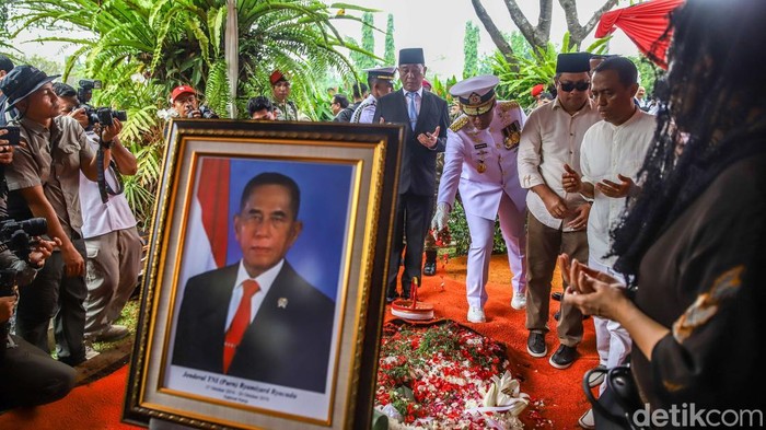 Suasana haru menyelimuti prosesi pemakaman Jenderal TNI (Purn) Ryamizard Ryacudu di Taman Makam Pahlawan Nasional Utama Kalibata, Jakarta, Senin (1/6/2026).