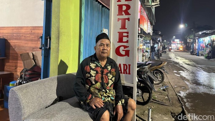 Salamun (65), pemilik warung Tegal (warteg) di Gandamekar, Cikarang Barat, Kabupaten Bekasi. (Isal/detikcom)