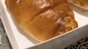 Video: Cicip 3 Salt Bread Populer di Bekasi, Ada yang Antre 40 Menit!