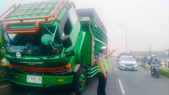 Satu unit truk mengalami kendala pengereman dan mogok di Jalan Dewi Sartika Ciputat, tepatnya di atas flyover Ciputat, Kota Tangerang Selatan. (dok Istimewa)