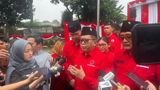 Sekjen PDIP Hasto Kristiyanto usai memimpin Upacara Hari Lahir Pancasila di Lenteng Agung, Jakarta Selatan, Senin (1/6/2024).