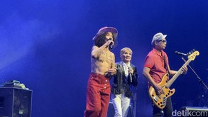Aksi Bimbim Cs comeback ke panggung Java Jazz setelah 17 tahun jadi hal yang dinanti para Slankers. Meskipun lokasinya ada di NICE, PIK 2, Tangerang, Banten, para Slankers rela nontonin Slank. Foto: Dok.Anisa Hafifah/ Detikcom