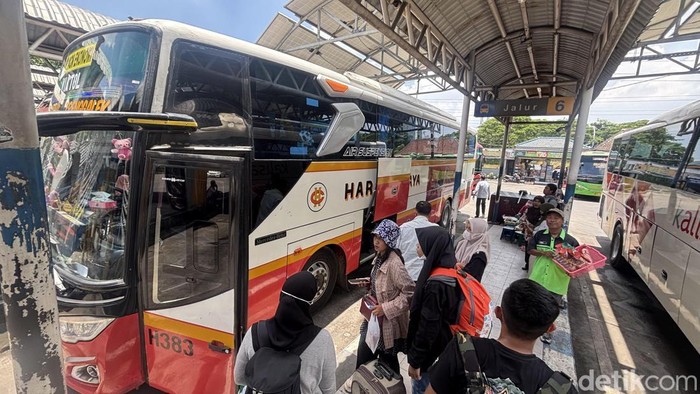 Suasana penumpang di Terminal Purabaya.