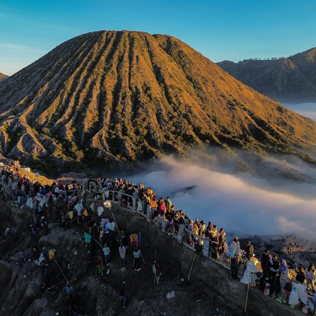 Suku Tengger Larung Sesaji ke Kawah Bromo