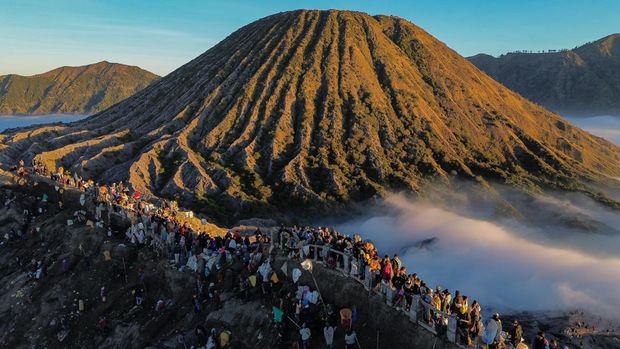 Suku Tengger Larung Sesaji ke Kawah Bromo Warga suku Tengger membawa sesaji saat upacara Yadnya Kasada di Gunung Bromo, Kabupaten Probolinggo, Jawa Timur, Senin (1/6/2026). Yadnya Kasada merupakan upacara adat tahunan masyarakat Suku Tengger sebagai bentuk ungkapan syukur kepada Sang Hyang Widhi serta penghormatan kepada leluhur yang ditandai dengan persembahan sesaji hasil bumi ke kawah Bromo. ANTARA FOTO/Irfan Sumanjaya/nym.