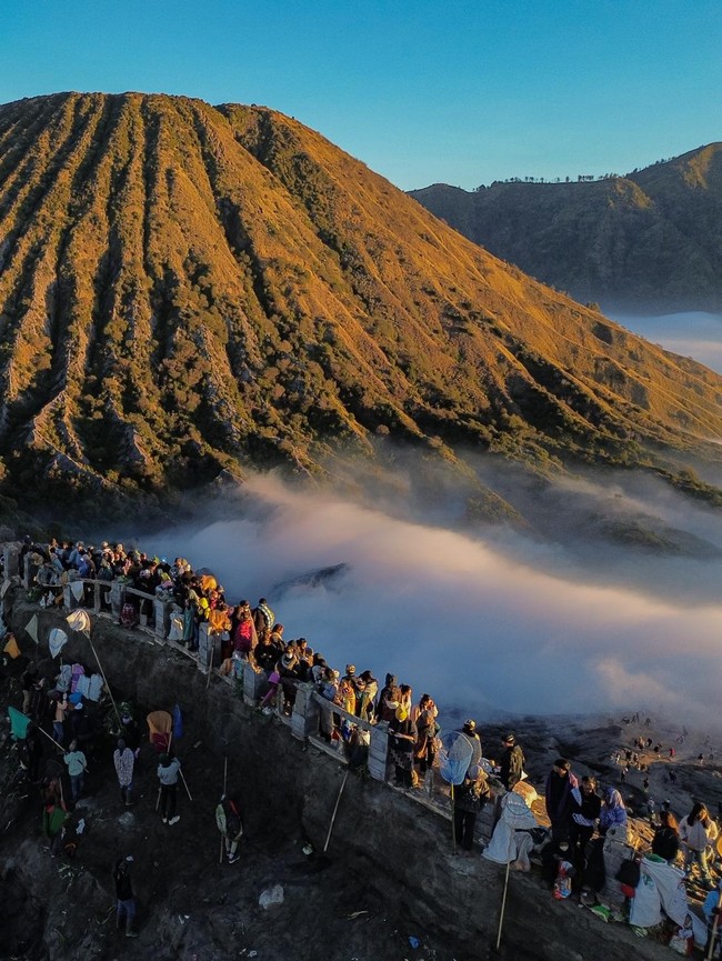 Suku Tengger Larung Sesaji ke Kawah Bromo