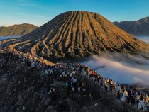 Suku Tengger Larung Sesaji ke Kawah Bromo