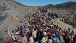 Suku Tengger Larung Sesaji ke Kawah Bromo
