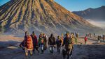 Suku Tengger Larung Sesaji ke Kawah Bromo