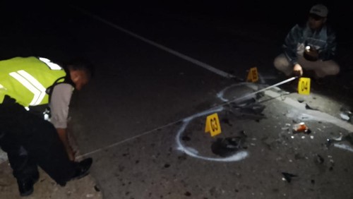 Polisi melakukan olah TKP di lokasi tabrakan maut di jalan raya Batakte-Tablolong, Desa Tesabela, Kecamatan Kupang Barat, Kabupaten Kupang, NTT, Minggu (31/5/2026).