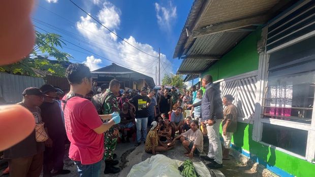 Tangis keluarga korban ledakan bom diduga sisa peninggalan Perang Dunia II di Biak Numfor. Tangis keluarga korban ledakan bom diduga sisa peninggalan Perang Dunia II di Biak Numfor.