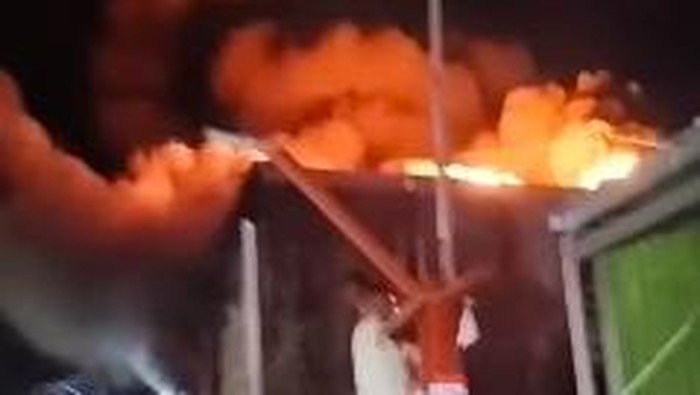 Tangkapan layar kebakaran rumah di Jalan Sabutung Makassar.
