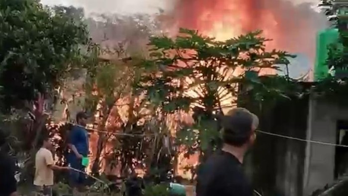 Tangkapan layar video kebakaran rumah warga di Parepare.
