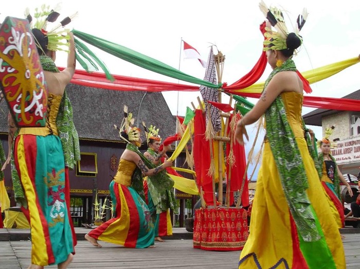 Tari Manasai. (dok Arsip Provinsi Kalimantan Tengah)