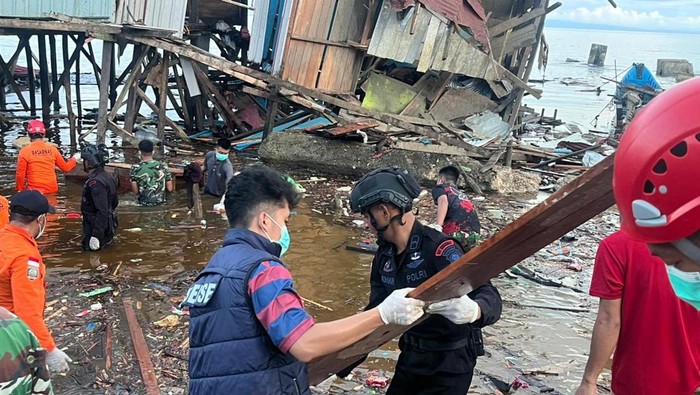 Tim gabungan melakukan evakuasi pascaledakan bom diduga sisa peninggalan Perang Dunia II di Biak Numfor.