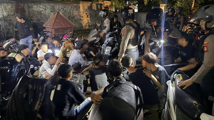 Tim Patroli Presisi Sat Samapta Polres Bone mengamankan 33 remaja yang diduga hendak melakukan perang kelompok.
