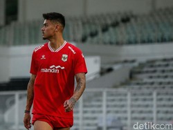 Sementara itu, Mees Hilgers yang tidak masuk dalam daftar skuad tetap tampak mengikuti sesi latihan bersama rekan-rekannya.