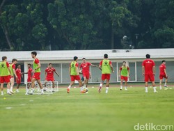 Pemain yang memperkuat Melbourne City itu terlihat berlatih bersama para pemain bertahan lainnya.