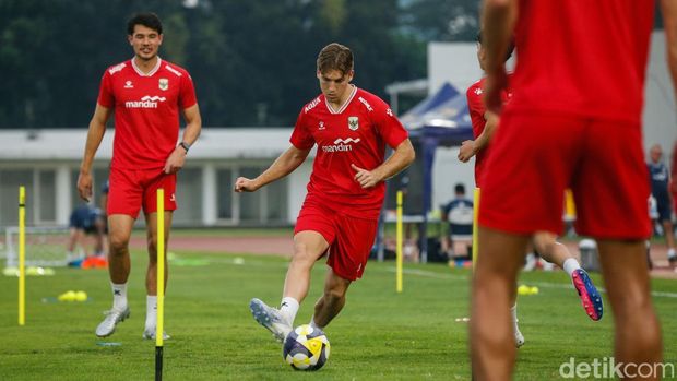 Sejumlah pemain Timnas Indonesia kembali menjalani sesi latihan di Stadion Madya, Jakarta, Senin (1/6/2026).