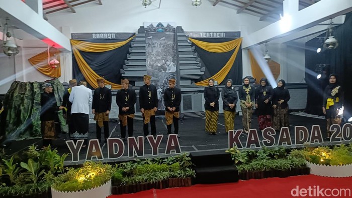 Tokoh-tokoh yang dikukuhkan sebagai warga kehormatan sesepuh masyarakat Tengger