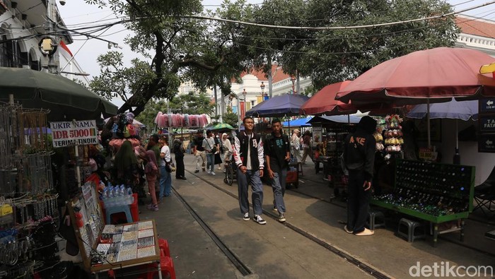Para pedagang kaki lima (PKL) berjualan makanan dan minuman di trotoar kawasan Kota Tua, Jakarta, Kamis (14/5/2026).