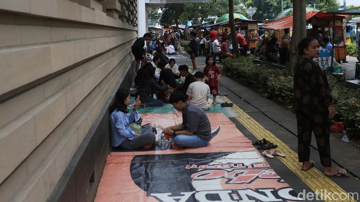 Para pedagang kaki lima (PKL) berjualan makanan dan minuman di trotoar kawasan Kota Tua, Jakarta, Kamis (14/5/2026).