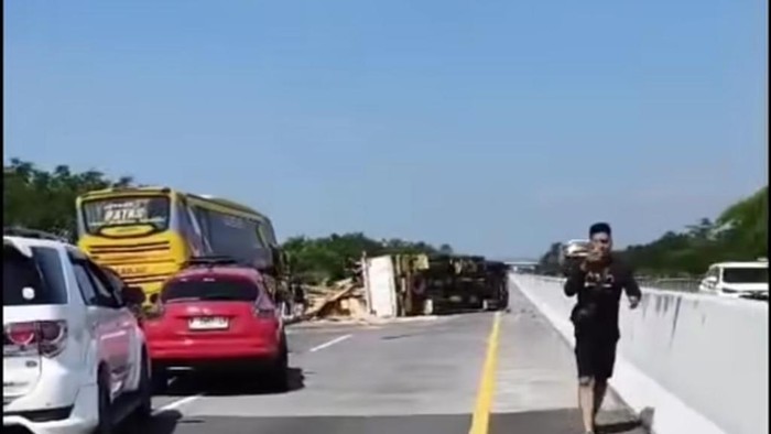 Truk muat triplek terguling di Tol Paspro