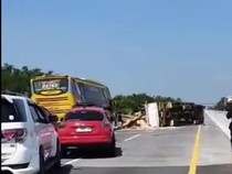 Truk Muat Triplek Terguling di Tol Paspro Picu Macet Total
