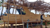 Mereka memakai kayu berkualitas tinggi seperti Ulin dan Jati agar daya tahan kayu dibuat melaut kuat.