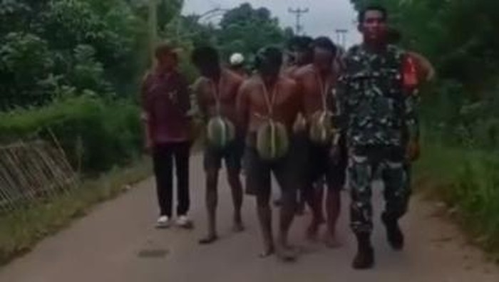 Viral komplotan maling durian diarak keliling desa di Parimo.