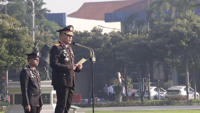 Wakapolda Jatim Brigjen Pasma Royce memimpin upacara Hari Lahir Pancasila di Polda Jatim