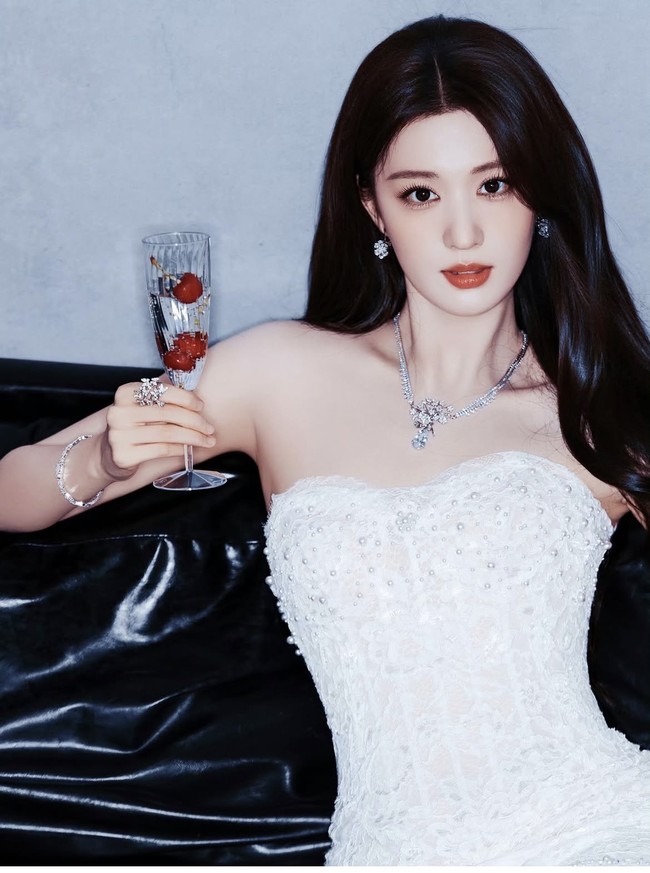 Aktris China Wang Churan mengunggah potret cantik dirinya di Weibo. Postingan fotonya itu pun dibanjiri penggemar yang memuji visualnya.Foto: Dok. Weibo