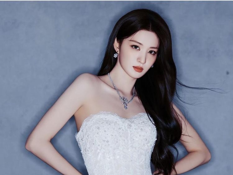Visual Terbaru Wang Churan Jadi Sorotan, Tampil Memesona dengan Mini Dress