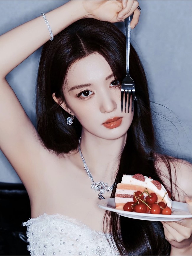 Rambut Wang Churan nampak soft luxury glam dibiarkan panjang tergerai rapi. Stylingnya dibuat loose waves dengan belahan tengah sehingga aura dewasanya semakin kuat. Foto: Dok. Weibo