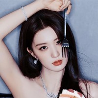 Rambut Wang Churan nampak soft luxury glam dibiarkan panjang tergerai rapi. Stylingnya dibuat loose waves dengan belahan tengah sehingga aura dewasanya semakin kuat. Foto: Dok. Weibo