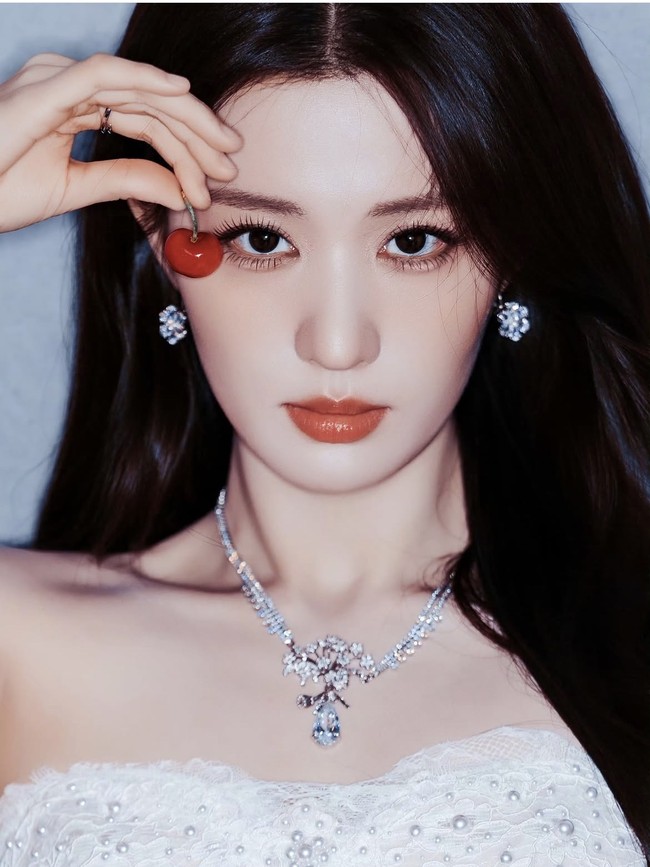 Sementara itu, makeup aktris kelahiran 1999 ini juga terlihat flawless dengan perona bibir yang bold dan glossy. Visualnya ini pun dipuji dan banyak netizen yang kagum dengan kecantikannya. Foto: Dok. Weibo