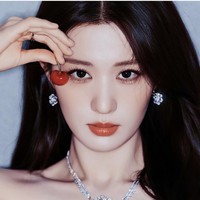 Sementara itu, makeup aktris kelahiran 1999 ini juga terlihat flawless dengan perona bibir yang bold dan glossy. Visualnya ini pun dipuji dan banyak netizen yang kagum dengan kecantikannya. Foto: Dok. Weibo